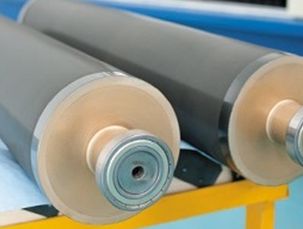 ما هي مزايا الأسطوانات المطلية بالسبائك الصلبة في التطبيقات الصناعية؟